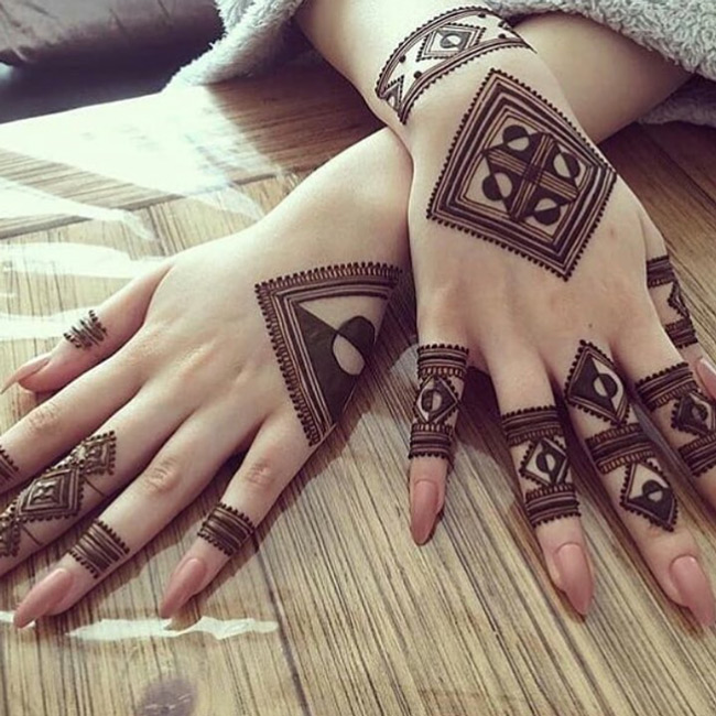 Stunning round and bracelet mehndi... - Unique Mehndi Designs | Facebook